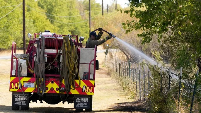 Texas brush fire burns 120 acres, completely destroys apartment&nbsp;building
