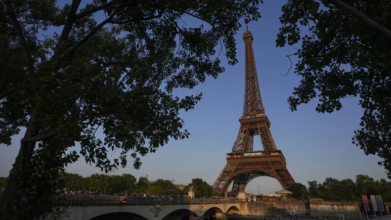 Eiffel Tower evacuated by police for several&nbsp;hours