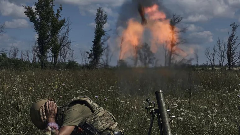Ukraine war: Three dead in Russian shelling of Ukrainian cities, Russian ruble&nbsp;tanks