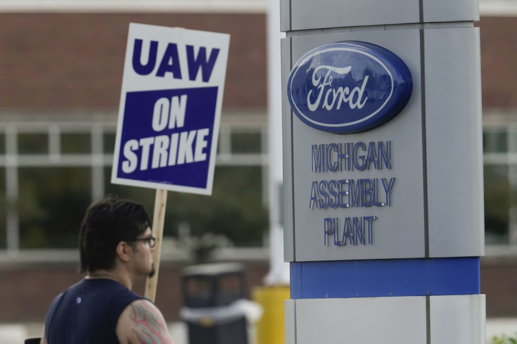 UAW strike could disrupt EV rollout. Environmentalists support it&nbsp;anyway.