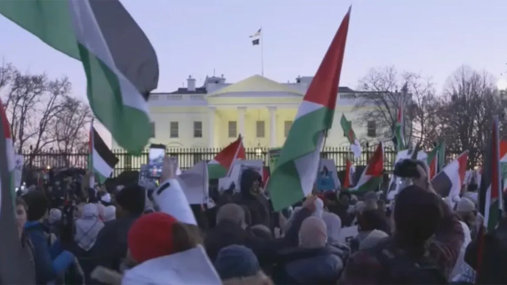 White House staff ‘relocated’ after pro-Palestinian rioters damage anti-scale fencing, hurl objects at&nbsp;cops