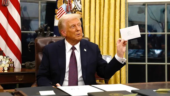 President Trump discovers letter from former President Biden in Resolute Desk