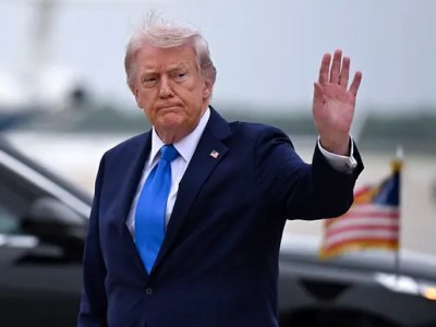 Trump convenes rare Camp David Cabinet meeting as Iran deal pressure&nbsp;grows